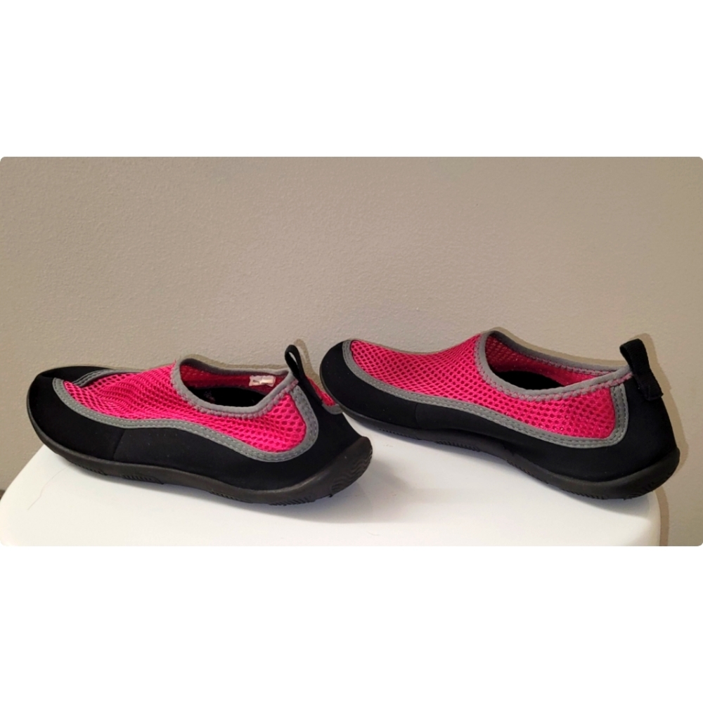 Ladies water shoes size small (5-6)